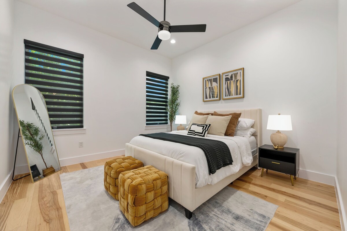 Photo 21 of MODERN LUXURY HOME W/FABULOUS SHADED YARD! POOL! 5BR 4.5 BA HOME - SOCO & DT