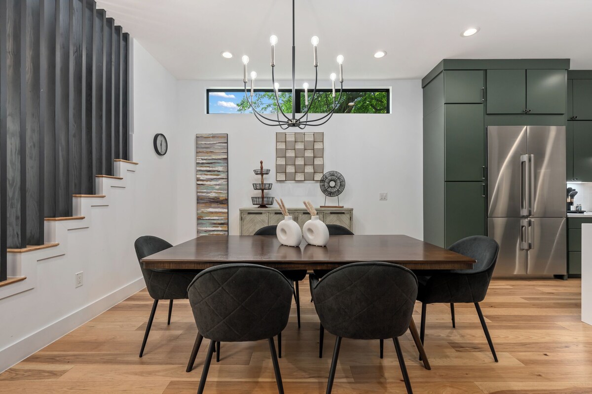 Photo 3 of MODERN LUXURY HOME W/FABULOUS SHADED YARD! POOL! 5BR 4.5 BA HOME - SOCO & DT