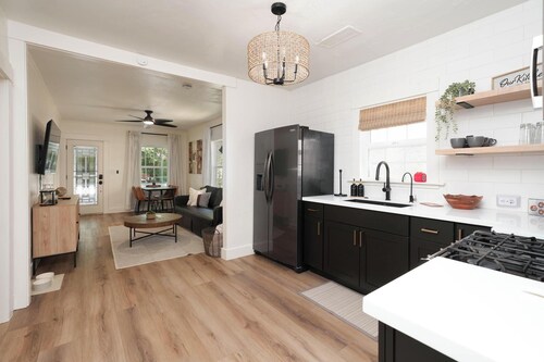 Vibrant Verde Vine Haven: Wine, History & Charm!