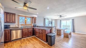 Microondas, horno, placa de cocina, lavavajillas