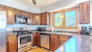 Microondas, horno, placa de cocina, lavavajillas