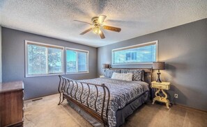 5 bedrooms, iron/ironing board, WiFi, bed sheets