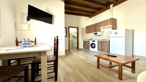 Una cocina compacta con lavadora, microondas y refrigerador.