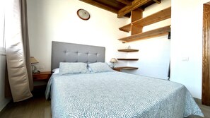 1 soverom, strykejern/-brett, internettilgang og sengetøy