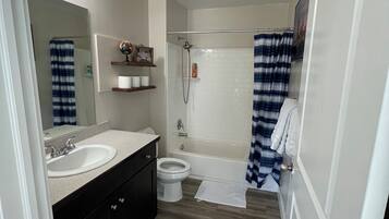 Secadora de cabello, toallas, jabón, papel de baño