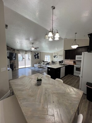 Dining - Modern Clean 2Bed 2Bath Condo. Next to Payson Temple, I15, Walmart, and more! (Payson)