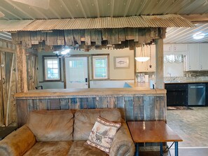 Smart TV y chimenea 