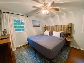 4 bedrooms, iron/ironing board, travel cot, free WiFi - LUNKER BUNKER – Fisherman’s Retreat with Boat Parking, Game Room & Lake Views (Scottsboro)