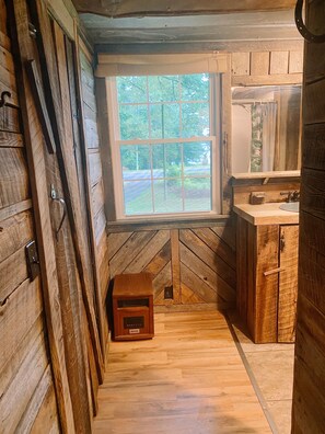 Shower, hair dryer, towels, soap - LUNKER BUNKER – Fisherman’s Retreat with Boat Parking, Game Room & Lake Views (Scottsboro)