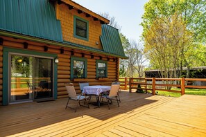 Outdoor dining - Pet Friendly Cabin near The Great Smoky Mountains Sleeps up to 3 People (Maryville)