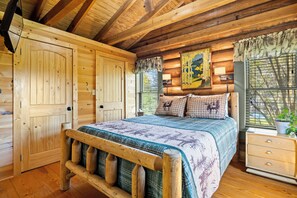 1 bedroom, desk, iron/ironing board, free WiFi - Pet Friendly Cabin near The Great Smoky Mountains Sleeps up to 3 People (Maryville)