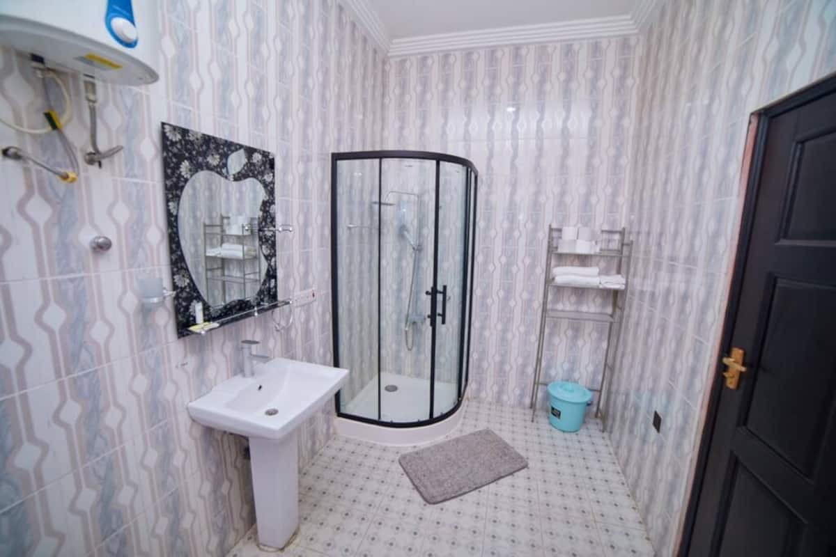 Deluxe tweepersoonskamer | Badkamer | Badjassen, handdoeken, zeep, shampoo