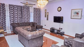 Deluxe Double Room | Living area | TV