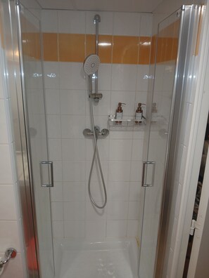 Douche, séchoir à cheveux, serviettes fournies, savon