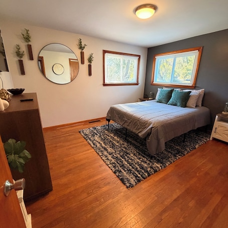 3 bedrooms, free WiFi, bed sheets. Highway Haven – Comfort, Convenience & Trailer Parking 🏕️
