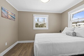 3 bedrooms, desk, travel cot, WiFi