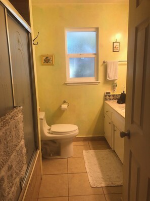 Hair dryer, towels, soap, toilet paper - Charming 3-bedroom house with AC, WiFi in soothing Vacaville (Vacaville)