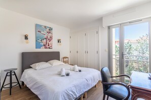 1 dormitori, planxa i posts de planxar, wifi i roba de llit