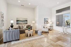 Una televisión, una chimenea