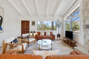 Smart TV - Luxury & Iconic Red Rock Views,  Hot Tub, Deck, 5 Min Walk To Trails! (Sedona)