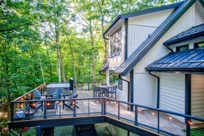 Outdoor dining - The Beech House: Hot Tub, 3 Suites, Views, Firepit, Beech Mtn Club Access (Banner Elk)