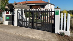 A gated entrance to a building with a white facade and a red-tiled roof. - B&B VILLAROSA - your dream vacation between sea and mountains (Abruzzo)