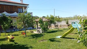 A well-maintained backyard with a play area, including a slide and a small playhouse. - B&B VILLAROSA - your dream vacation between sea and mountains (Abruzzo)