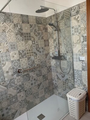 Shower, hair dryer, bidet, towels - B&B VILLAROSA - your dream vacation between sea and mountains (Abruzzo)