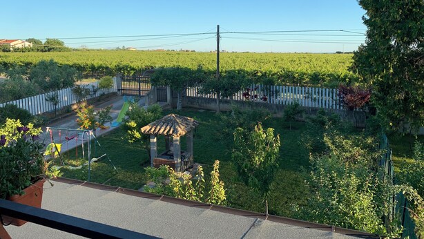 A residential area with a fenced garden, a small gazebo, and a playground. - B&B VILLAROSA - your dream vacation between sea and mountains (Abruzzo)