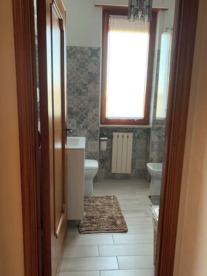 Shower, hair dryer, bidet, towels - B&B VILLAROSA - your dream vacation between sea and mountains (Abruzzo)