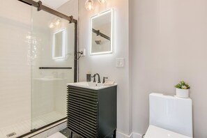 Doccia, asciugacapelli, asciugamani, sapone