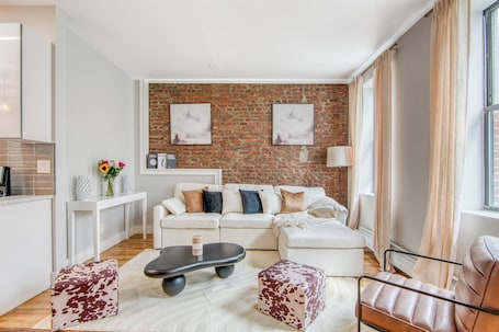 Smart TV. ✨ New Luxe 2BR 2BA – King Bed, Fast Wi-Fi, 15 Mins to Times Square