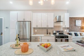 Refrigerador, microondas, horno y parrilla de estufa 