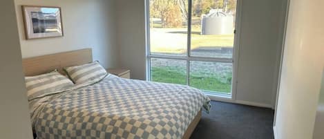 6 bedrooms, WiFi, bed sheets