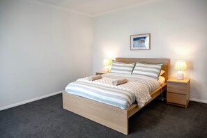 6 bedrooms, WiFi, bed sheets