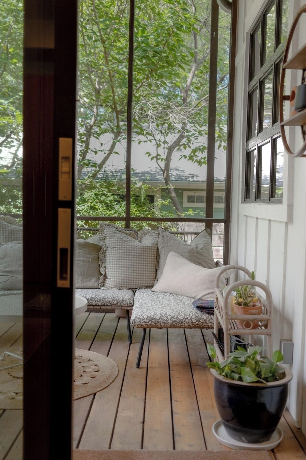 Smart TV, fireplace, ping pong