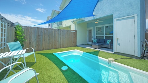 Peaceful Paradise Private Pool, Balcony Views + 5 Mins to Whitecap Beach