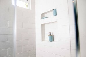 Douche, serviettes fournies, savon, papier toilette