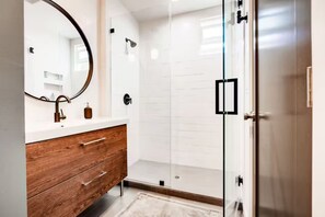 シャワー、タオル、石鹸、トイレットペーパー