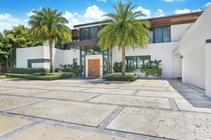 Exterior - Modern Contemporary Residence on Don Shula's Golf Course (Miami Lakes)