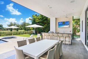 Outdoor dining - Modern Contemporary Residence on Don Shula's Golf Course (Miami Lakes)