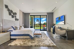 6 bedrooms, iron/ironing board, WiFi, bed sheets - Modern Contemporary Residence on Don Shula's Golf Course (Miami Lakes)