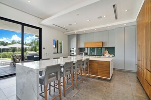 Microwave, oven, stovetop, dishwasher - Modern Contemporary Residence on Don Shula's Golf Course (Miami Lakes)