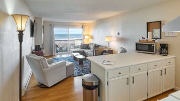 Televisión, chimenea, reproductor de DVD y tenis de mesa