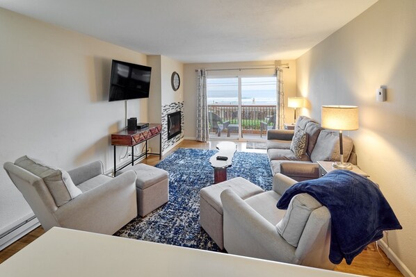 Televisio, takka, DVD-soitin, pöytätennispöytä