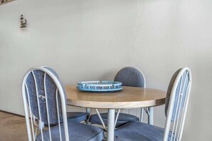 Dining - Fleetwood Mackerel - Beach Vibes & Pets Welcome! (Lincoln City)