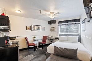 1 chambre, bureau, fer et planche à repasser, Wi-Fi gratuit