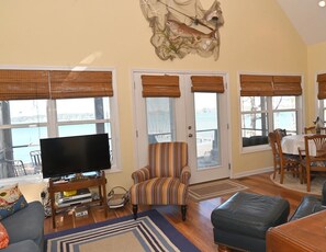 Smart TV - The "C" Hammock–Your Relaxing Bay River Getaway (Merritt)