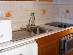 Micro-ondes, four, plaque de cuisson, cafetière/bouilloire