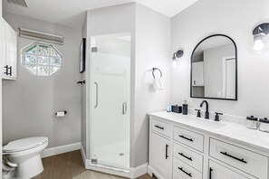 Douche, séchoir à cheveux, serviettes fournies